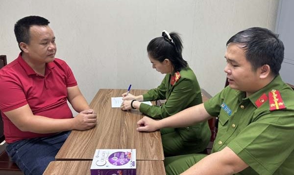 Đối tượng Lê Quý Đôn, Giám đốc Công ty CP dược phẩm Quốc tế Goldwin tại cơ quan Công an. Đối tượng Lê Quý Đôn, Giám đốc Công ty CP dược phẩm Quốc tế Goldwin tại cơ quan Công an.
