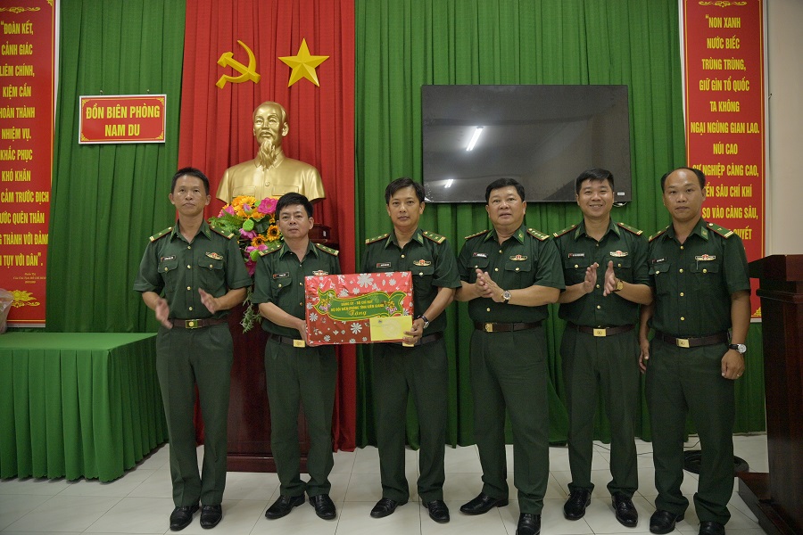 Đại tá Phạm Văn Thắng, Chỉ huy trưởng, trưởng đoàn công tác Bộ chỉ huy Bộ đội Biên phòng tỉnh Kiên Giang tặng quà cho cán bộ, chiến sĩ đồn Biên phòng Nam Du