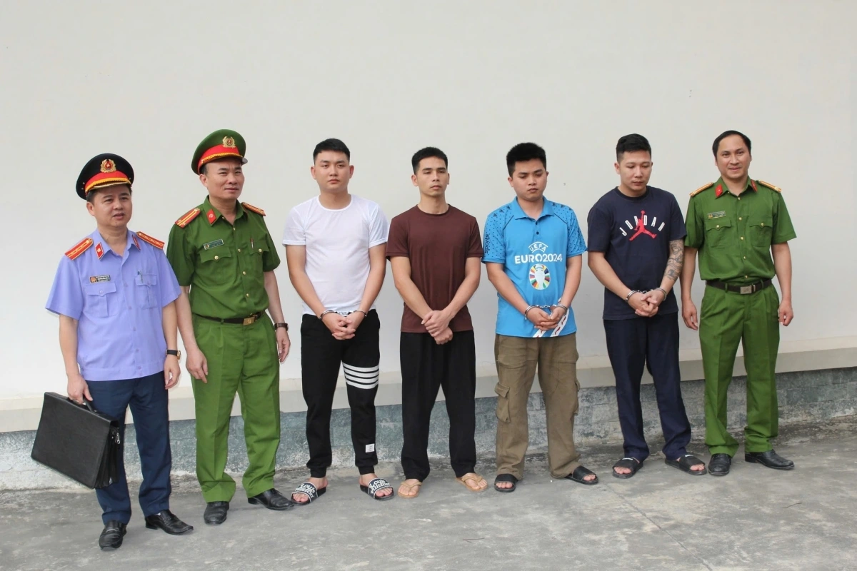 Lực lượng chức năng bắt giữ các đối tượng. Lực lượng chức năng bắt giữ các đối tượng.