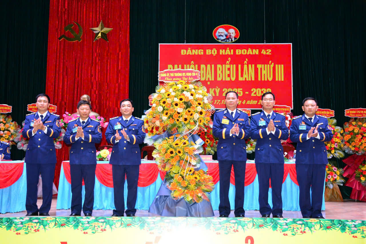 Thiếu tướng Nguyễn Văn Dũng – Bí thư Đảng ủy, Chính ủy BTL Vùng Cảnh sát biển 4 tặng hoa chúc mừng Đại hội