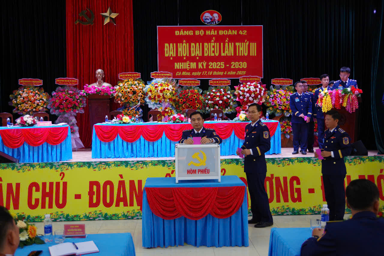 Các đại biểu bỏ phiếu Bầu Ban Chấp hành Đảng bộ Hải đoàn 42 lần thứ III, nhiệm kỳ 2025 – 2030
