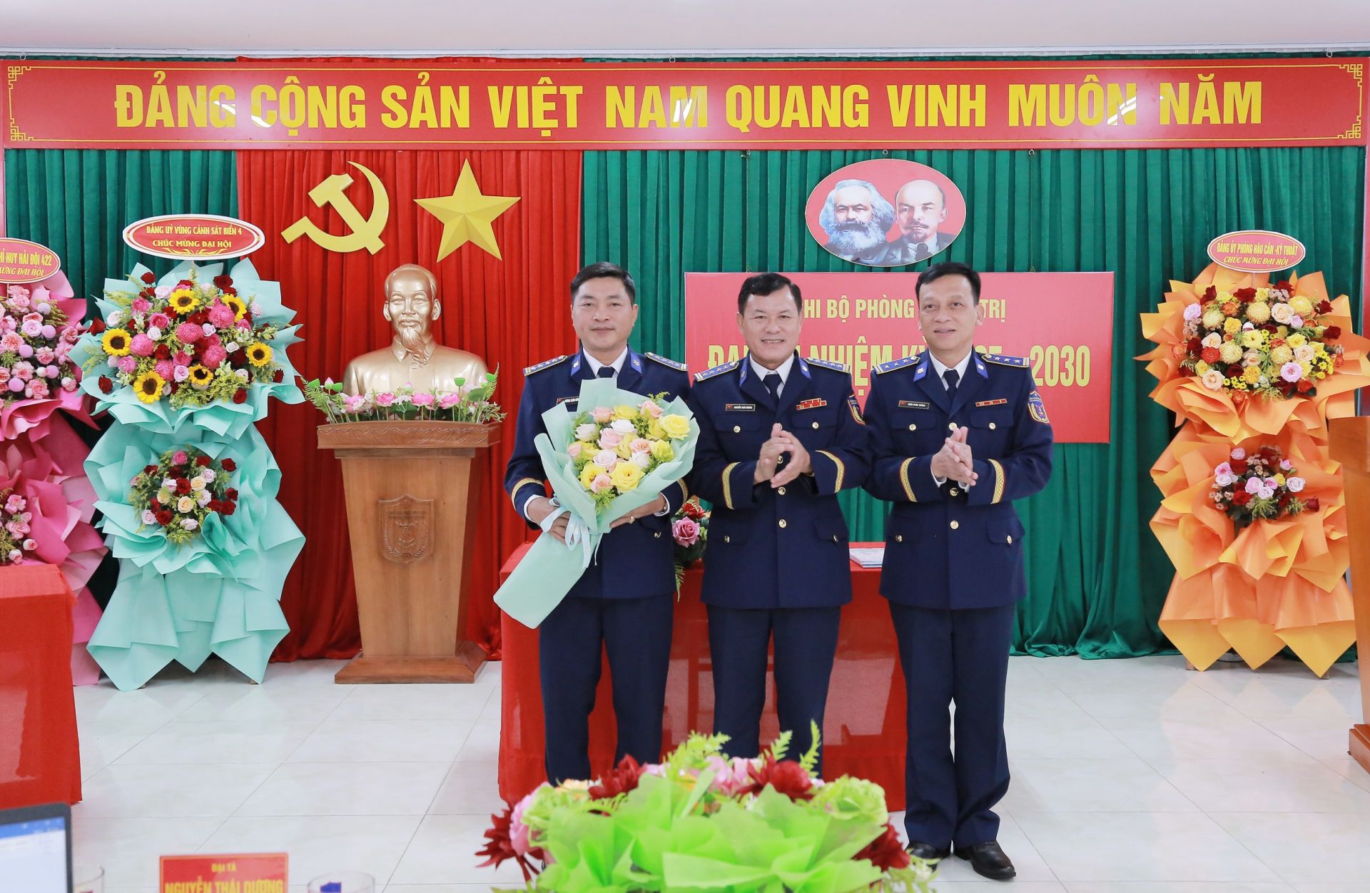 Đại tá Nguyễn Thái Dương, Ủy viên Ban Thường vụ Đảng ủy - Phó Chính ủy Bộ Tư lệnh Vùng Cảnh sát biển 4 tặng hoa chúc mừng Ban chấp hành Chi bộ Phòng Chính trị nhiệm kỳ 2025-2030.