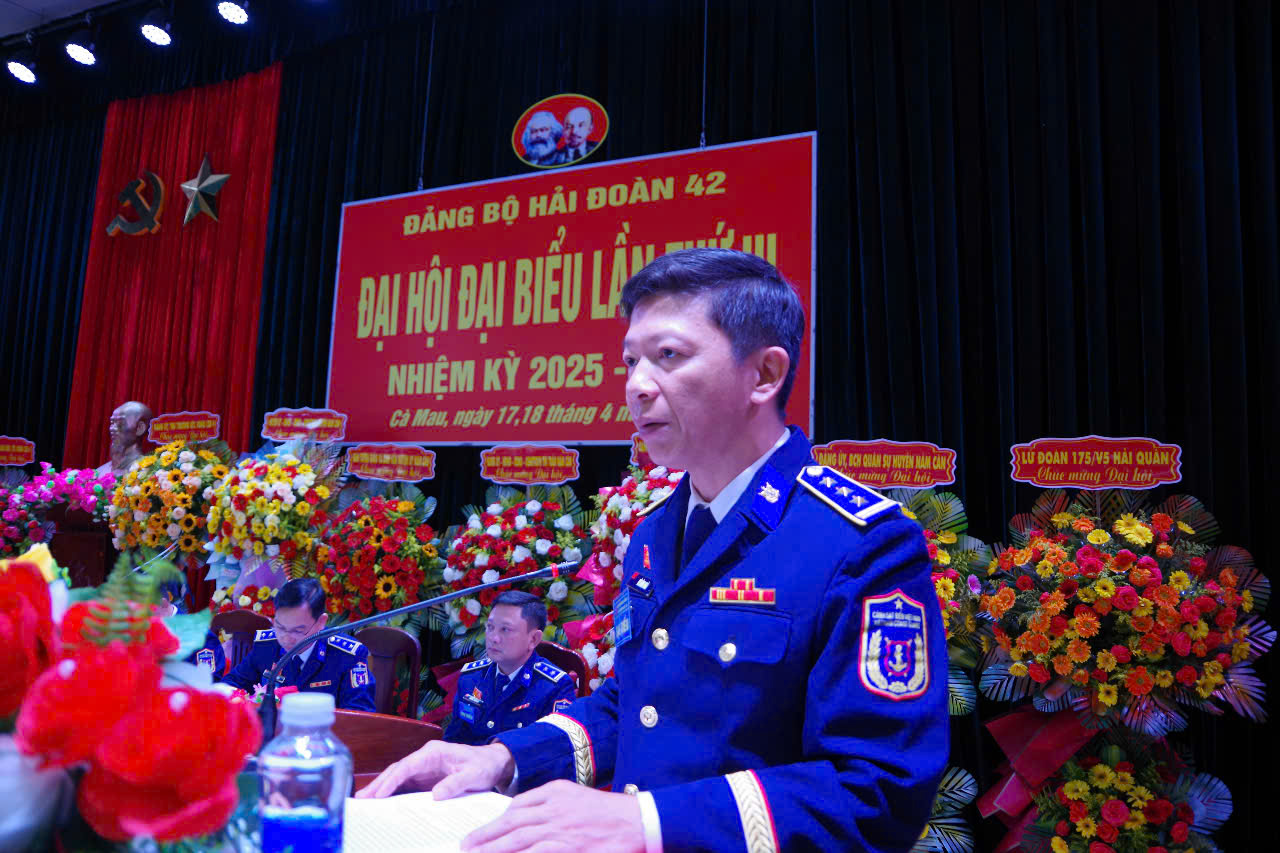 Thượng tá Vũ Đình Ngà - Ủy viên Ban thường vụ, Phó chính ủy Hải đoàn duy trì thảo luận và kết luận các ý kiến đóng góp văn kiện Đại hội XIV của Đảng