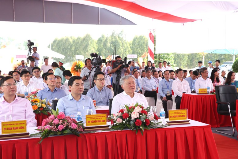 Phó Thủ tướng Thường trực Chính phủ Nguyễn Hòa Bình dự Lễ khánh thành 2 công trình giao thông tại Bình Thuận - Ảnh: VGP/Nguyễn Hoàng Phó Thủ tướng Thường trực Chính phủ Nguyễn Hòa Bình dự Lễ khánh thành 2 công trình giao thông tại Bình Thuận - Ảnh: VGP/Nguyễn Hoàng