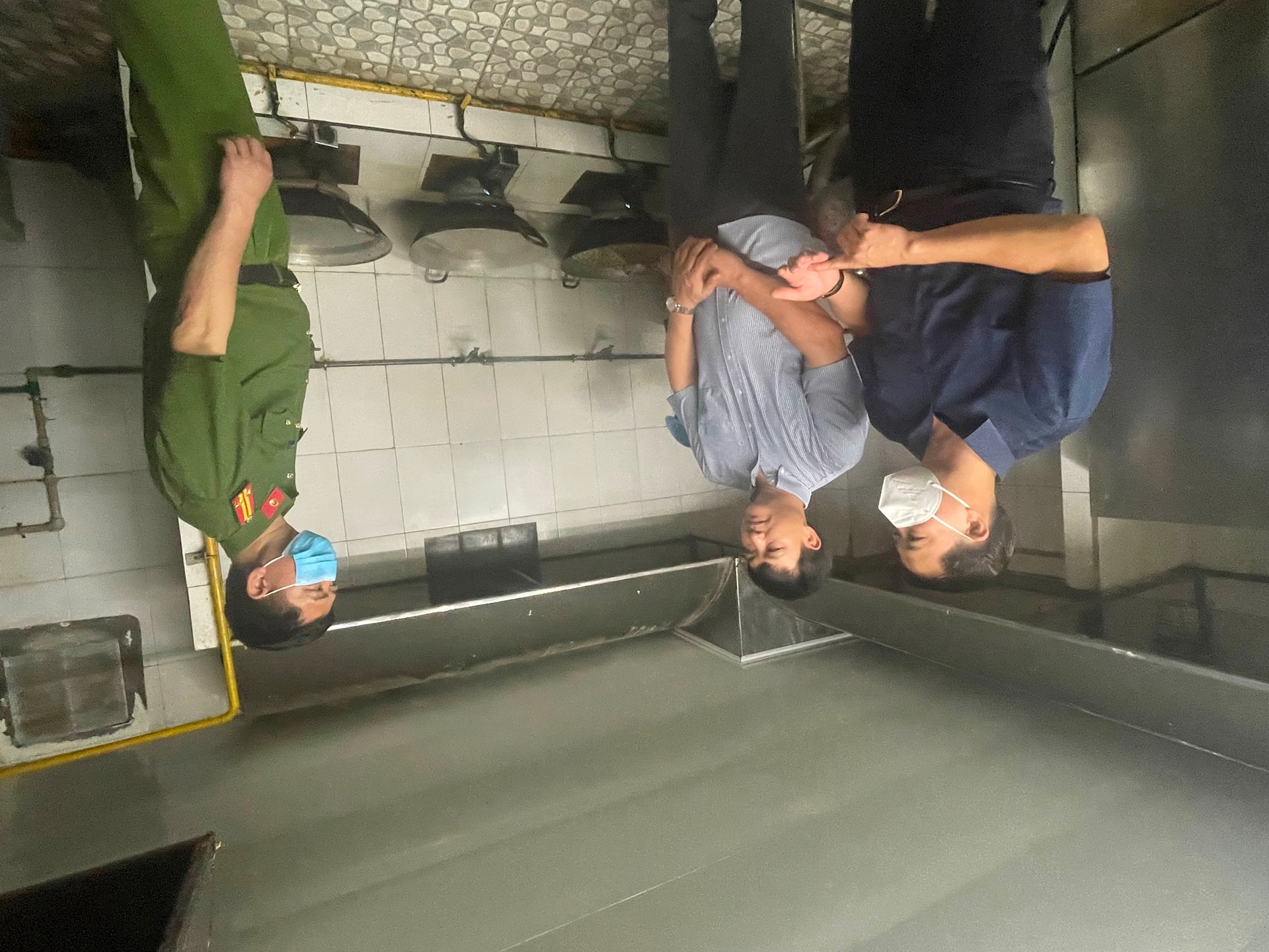 Khu vực sơ chế thực phẩm của cơ sở ẩm thấp