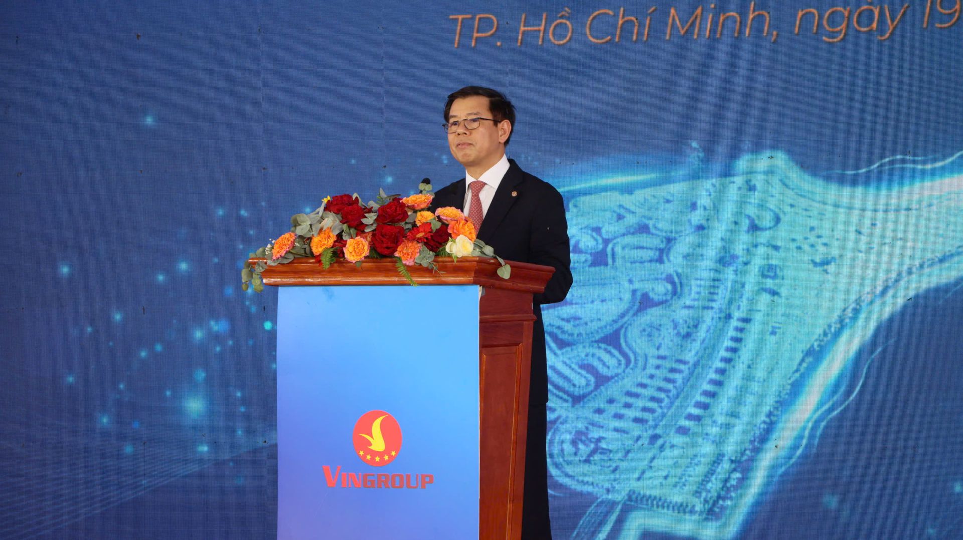 ông Nguyễn Việt Quang, Phó Chủ tịch kiêm Tổng giám đốc Tập đoàn Vingroup phát biểu tại buổi lễ ông Nguyễn Việt Quang, Phó Chủ tịch kiêm Tổng giám đốc Tập đoàn Vingroup phát biểu tại buổi lễ