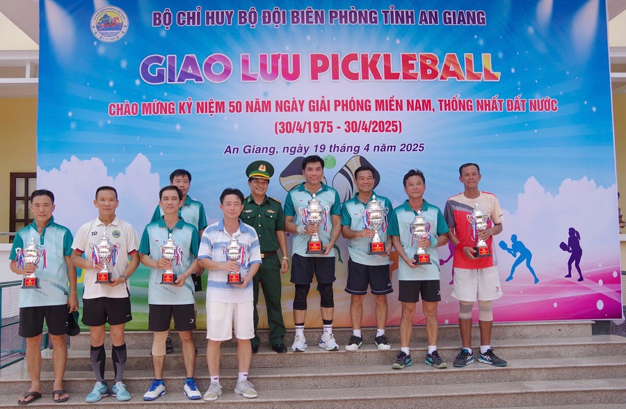 Trao giải cho các căp VĐV đạt thành tích