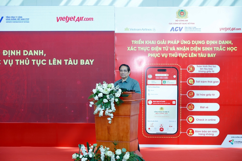 Thủ tướng đề nghị nhân rộng giải pháp lên tàu bay không cần giấy tờ - Ảnh: VGP/Nhật Bắc Thủ tướng đề nghị nhân rộng giải pháp lên tàu bay không cần giấy tờ - Ảnh: VGP/Nhật Bắc