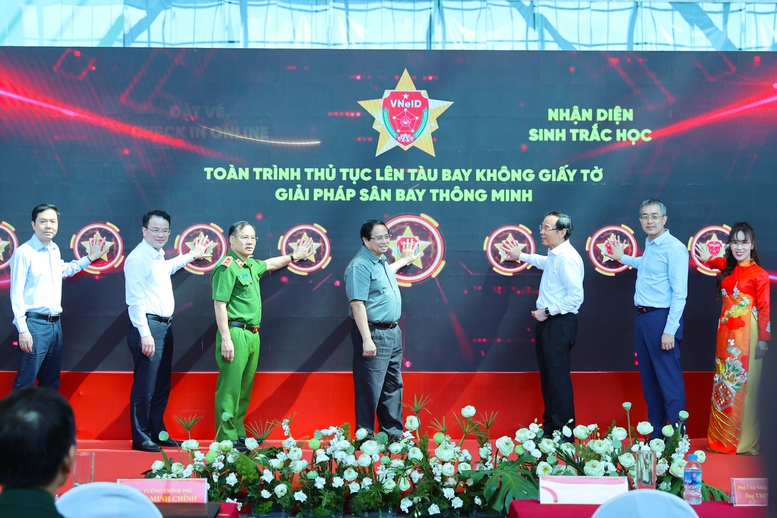 Thủ tướng Phạm Minh Chính và các đại biểu bấm nút triển khai giải pháp ứng dụng định danh, xác thực điện tử và nhận diện sinh trắc học phục vụ làm thủ tục lên tàu bay - Ảnh: VGP/Nhật Bắc Thủ tướng Phạm Minh Chính và các đại biểu bấm nút triển khai giải pháp ứng dụng định danh, xác thực điện tử và nhận diện sinh trắc học phục vụ làm thủ tục lên tàu bay - Ảnh: VGP/Nhật Bắc