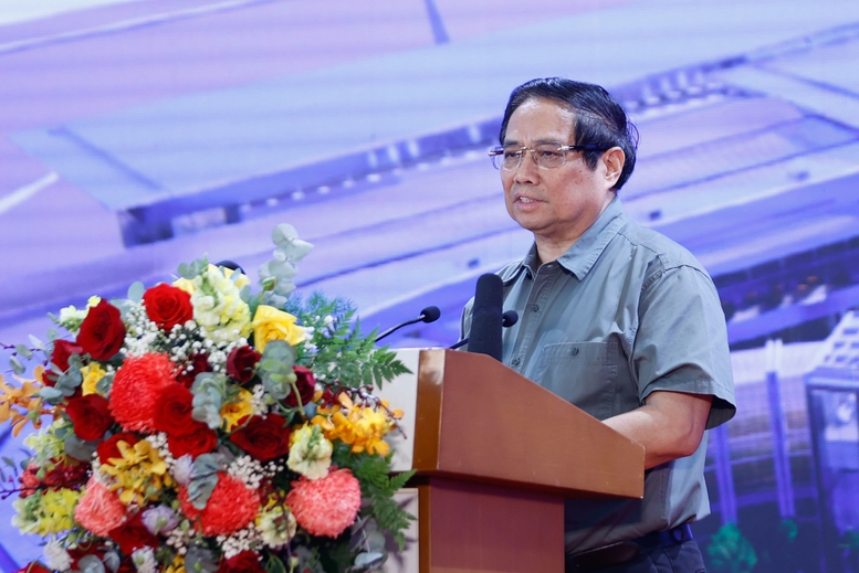 Thủ tướng Phạm Minh Chính nhấn mạnh, việc khởi công, khánh thành 80 công trình, dự án lớn trên cả nước với tổng số vốn gần 450.000 tỷ đồng có ý nghĩa đặc biệt quan trọng trên nhiều khía cạnh - Ảnh: VGP/Nhật Bắc