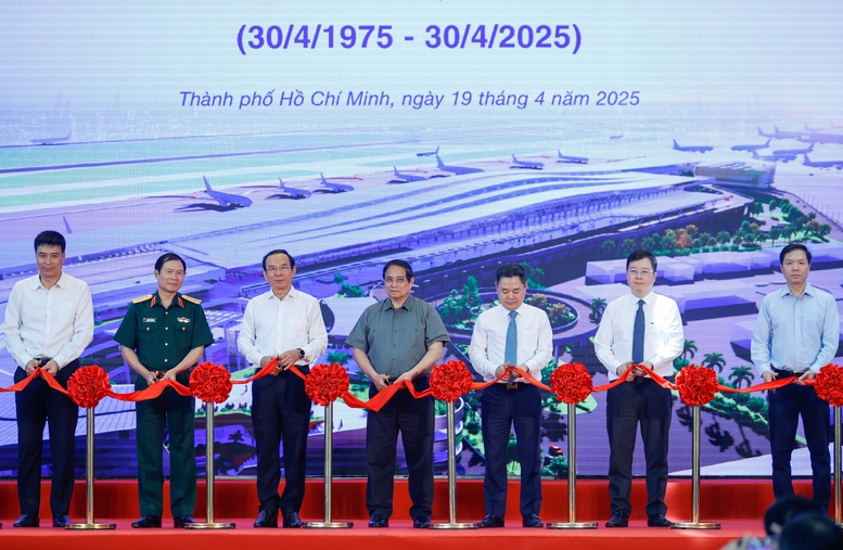 Thủ tướng Chính phủ và các đại biểu thực hiện nghi thức cắt băng khởi công, khánh thành các công trình, dự án chào mừng 50 năm Ngày Giải phóng miền Nam, thống nhất đất nước - Ảnh: VGP/Nhật Bắc