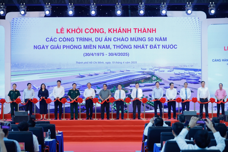 Thủ tướng Chính phủ và các đại biểu thực hiện nghi thức cắt băng khởi công, khánh thành các công trình, dự án chào mừng 50 năm Ngày Giải phóng miền Nam, thống nhất đất nước - Ảnh: VGP/Nhật Bắc