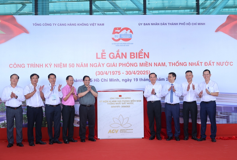 Thủ tướng Phạm Minh Chính, Bí thư Thành ủy TPHCM Nguyễn Văn Nên thực hiện nghi thức gắn biển công trình kỷ niệm 50 năm Ngày Giải phóng miền Nam, thống nhất đất nước - Ảnh: VGP/Nhật Bắc