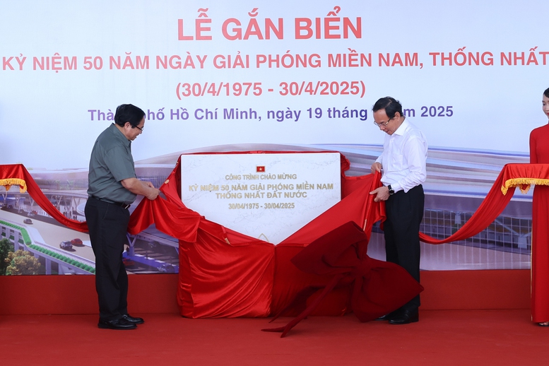 Thủ tướng Phạm Minh Chính, Bí thư Thành ủy TPHCM Nguyễn Văn Nên thực hiện nghi thức gắn biển công trình kỷ niệm 50 năm Ngày Giải phóng miền Nam, thống nhất đất nước - Ảnh: VGP/Nhật Bắc