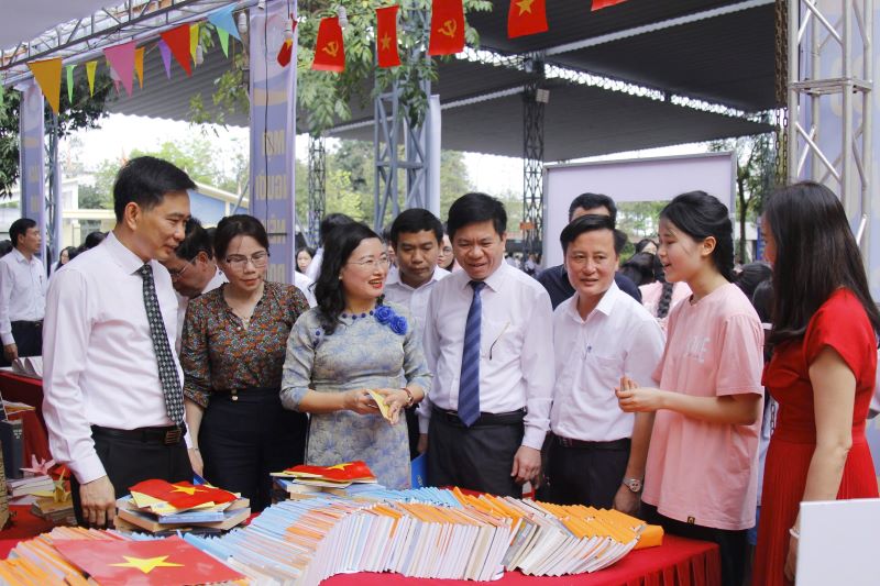 Đại biểu tham quan các gian hàng sách.