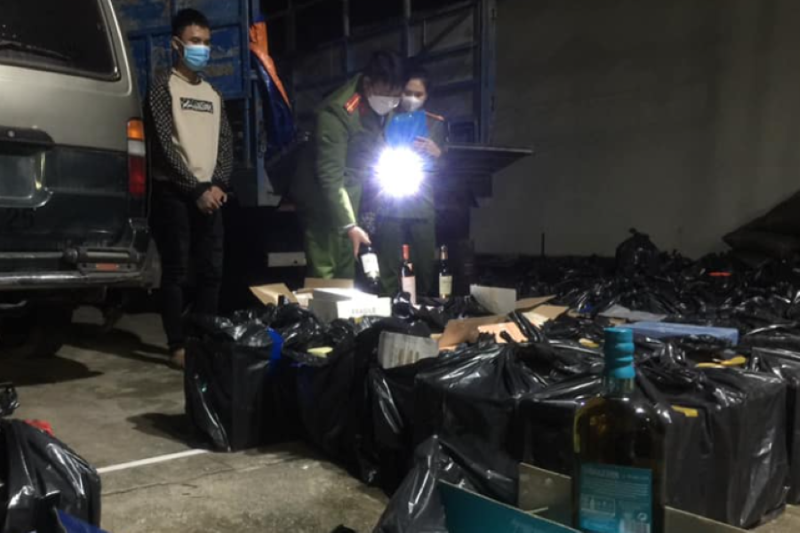 Một lô hàng rượu ngoại nhập lậu từng bị lực lượng chức năng Quảng Trị thu giữ. Một lô hàng rượu ngoại nhập lậu từng bị lực lượng chức năng Quảng Trị thu giữ.