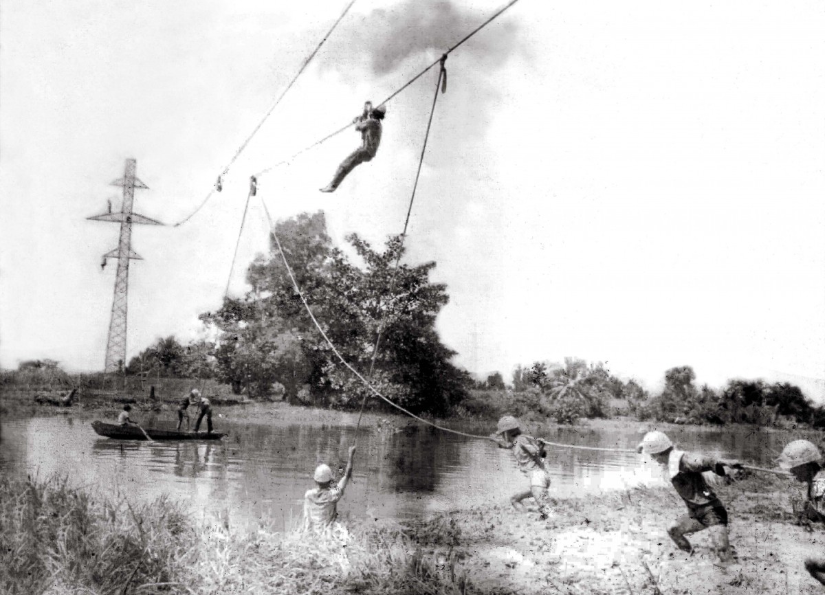 Ngành điện miền Nam sửa chữa đường dây điện Đa Nhim - Sài Gòn, năm 1976 Ngành điện miền Nam sửa chữa đường dây điện Đa Nhim - Sài Gòn, năm 1976