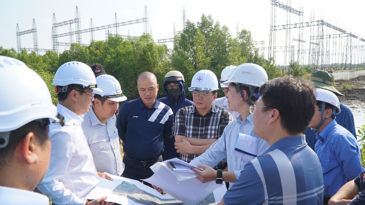 Chủ tịch HĐTV EVNSPC Lê Văn Trang (đứng giữa) kiểm tra, đôn đốc tiến độ dự án trên địa bàn tỉnh Cà Mau Chủ tịch HĐTV EVNSPC Lê Văn Trang (đứng giữa) kiểm tra, đôn đốc tiến độ dự án trên địa bàn tỉnh Cà Mau