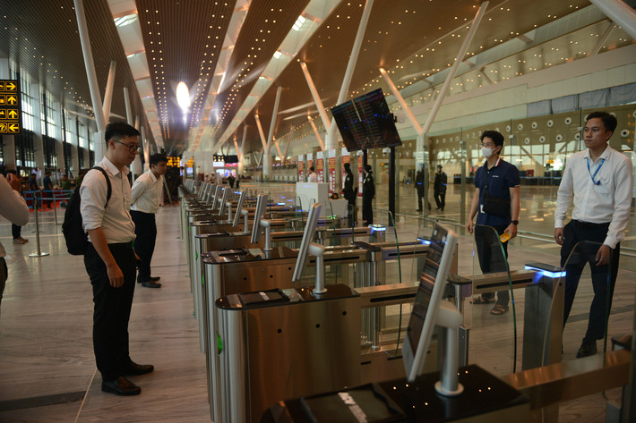 Hành khách check-in nhận diện khuôn mặt để qua cổng kiểm soát Hành khách check-in nhận diện khuôn mặt để qua cổng kiểm soát