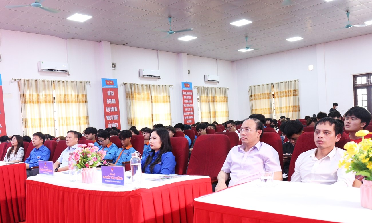 Các đại biểu tham dự tại buổi chiếu phim. Các đại biểu tham dự tại buổi chiếu phim.