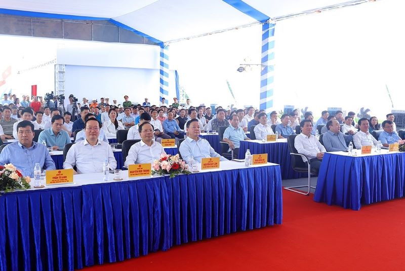 Phó Thủ tướng Chính phủ Trần Hồng Hà, cùng đại diện lãnh đạo các bộ, ngành Trung ương và tỉnh Hà Tĩnh, Nghệ An. Phó Thủ tướng Chính phủ Trần Hồng Hà, cùng đại diện lãnh đạo các bộ, ngành Trung ương và tỉnh Hà Tĩnh, Nghệ An.