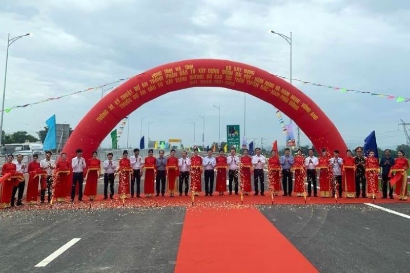 Các đại biểu cắt băng thông xe kỹ thuật 2 dự án thành phần cao tốc Bắc – Nam đoạn qua Hà Tĩnh Các đại biểu cắt băng thông xe kỹ thuật 2 dự án thành phần cao tốc Bắc – Nam đoạn qua Hà Tĩnh
