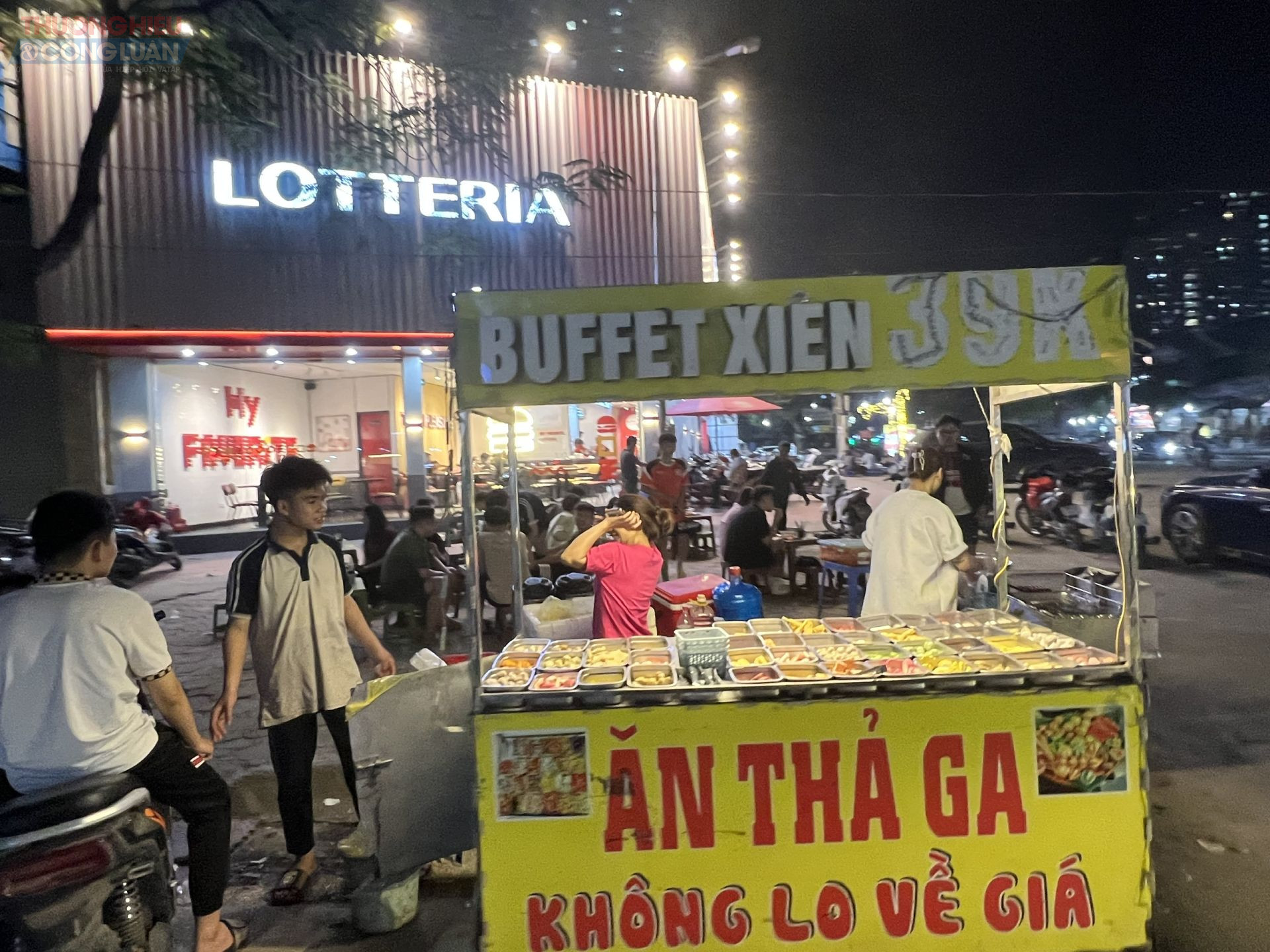 Xe đẩy bán đồ xiên que tại ngã ba Phùng Hưng – Yên Xá (Hà Đông, Hà Nội) Xe đẩy bán đồ xiên que tại ngã ba Phùng Hưng – Yên Xá (Hà Đông, Hà Nội)