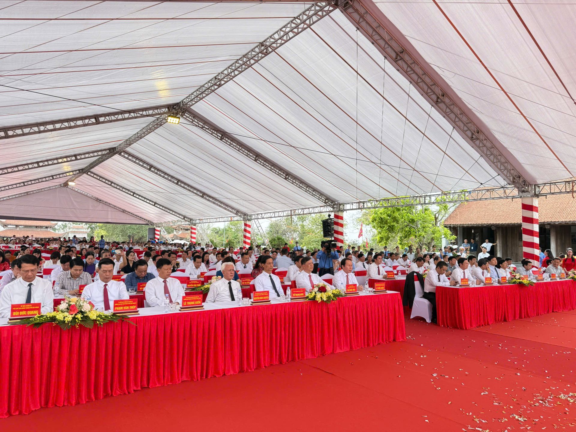 Đại biểu dự Lễ đ&oacute;n nhận Bằng xếp hạng Di t&iacute;ch quốc gia đặc biệt Cụm di t&iacute;ch li&ecirc;n quan đến nh&agrave; Mạc ở Dương Kinh (huyện Kiến Thụy).