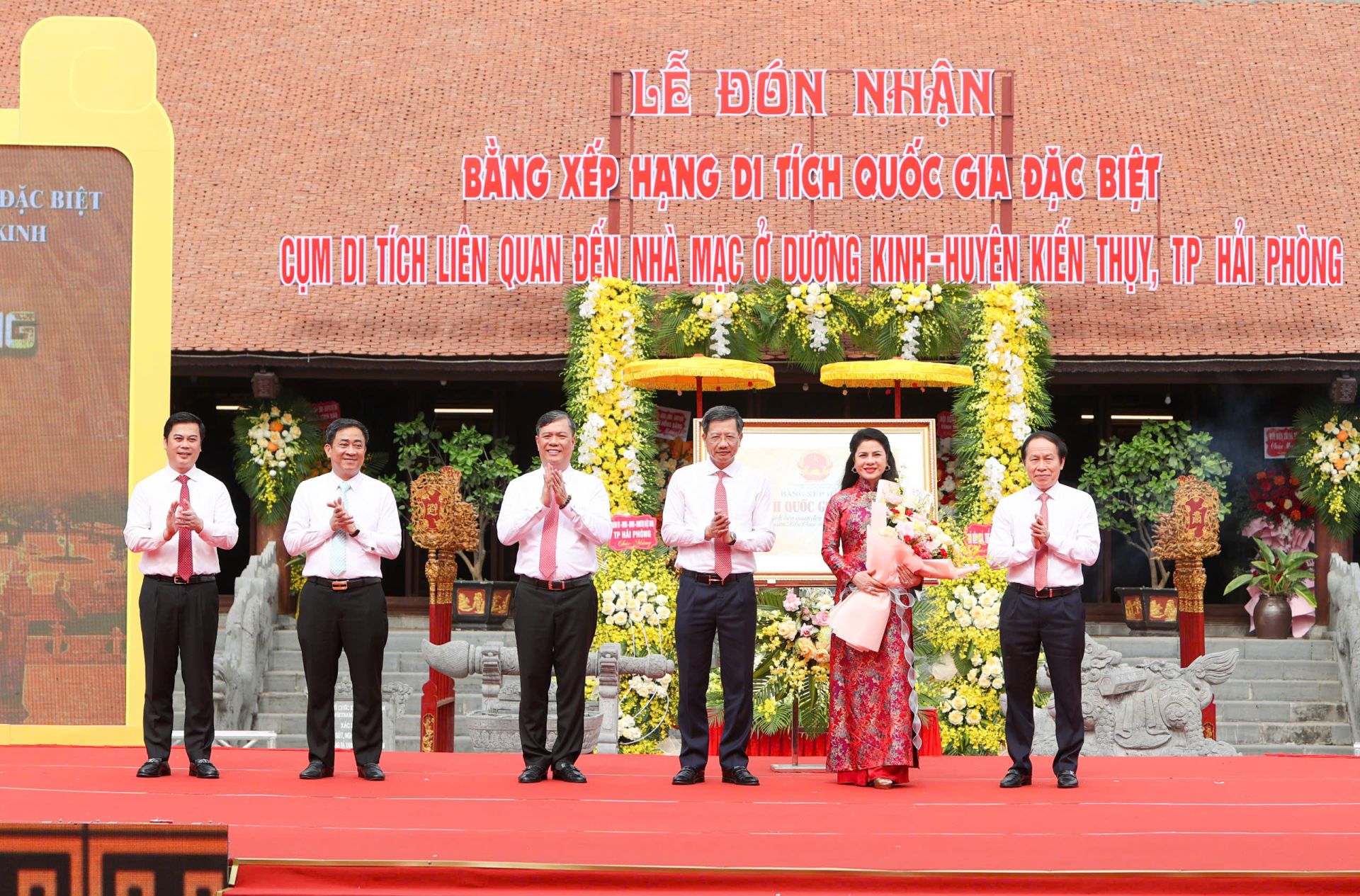 Đồng ch&iacute; L&ecirc; Tiến Ch&acirc;u, B&iacute; thư Th&agrave;nh ủy tặng hoa ch&uacute;c mừng.