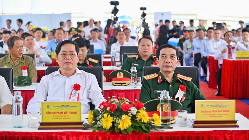 Đại tướng Phan Văn Giang và ông Phạm Viết Thanh tại sự kiện