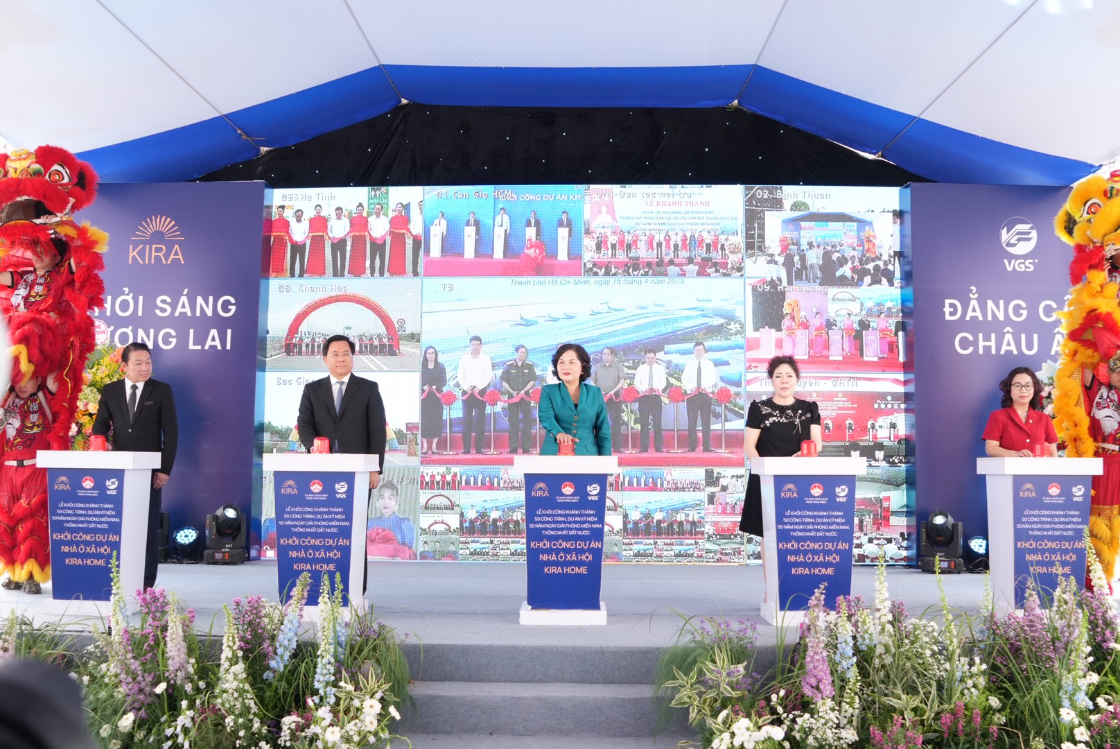 Vĩnh Phúc có thêm 352 căn nhà ở xã hội- Ảnh 1. Các đại biểu thực hiện nghi lễ khởi công nhà ở xã hội Kira Home. Vĩnh Phúc có thêm 352 căn nhà ở xã hội- Ảnh 1. Các đại biểu thực hiện nghi lễ khởi công nhà ở xã hội Kira Home.
