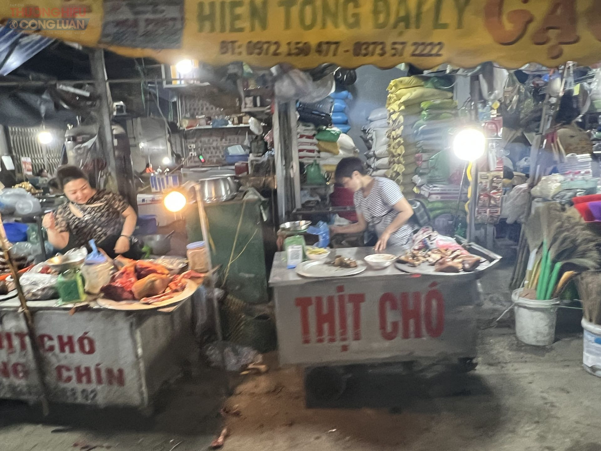 Quầy thịt sống và thịt chín ngay sát nhau, không có biện pháp che chắn Quầy thịt sống và thịt chín ngay sát nhau, không có biện pháp che chắn