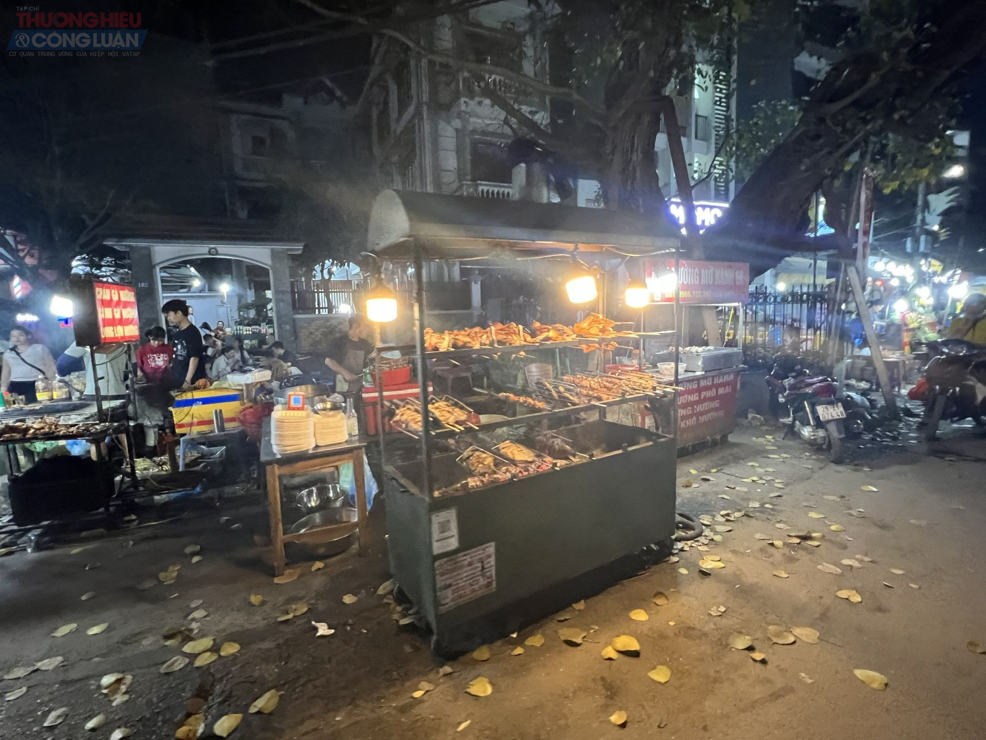 Quầy thịt vịt quay sẵn ngay tại lề đường Quầy thịt vịt quay sẵn ngay tại lề đường