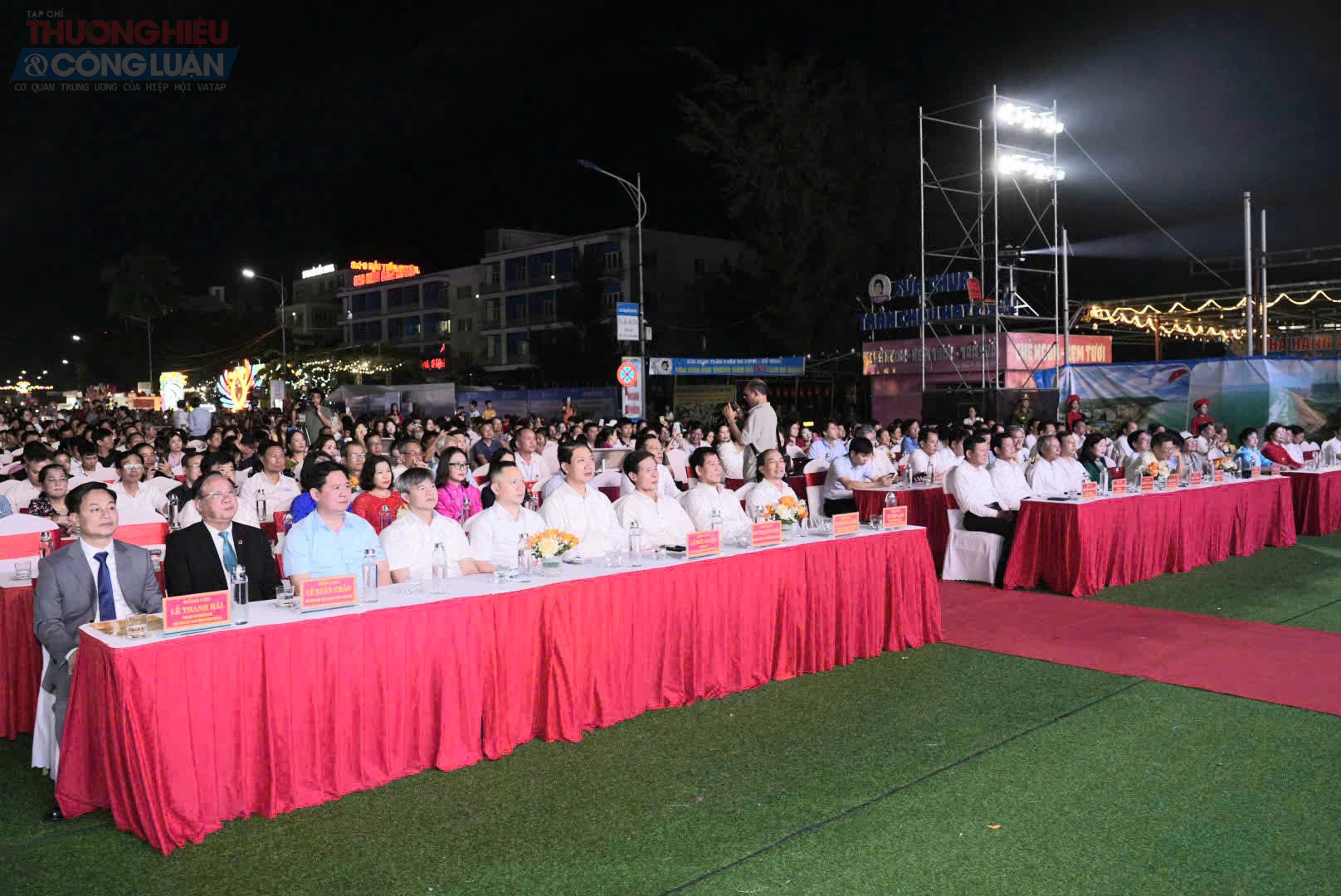 Các đại biểu tham dự lễ khai mạc Các đại biểu tham dự lễ khai mạc