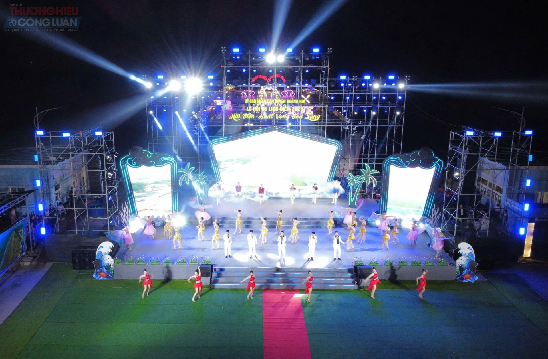 Những vũ điệu sôi động, trẻ trung, tràn đầy năng lượng, thể hiện khát vọng phát triển của KDL biển Hải Tiến