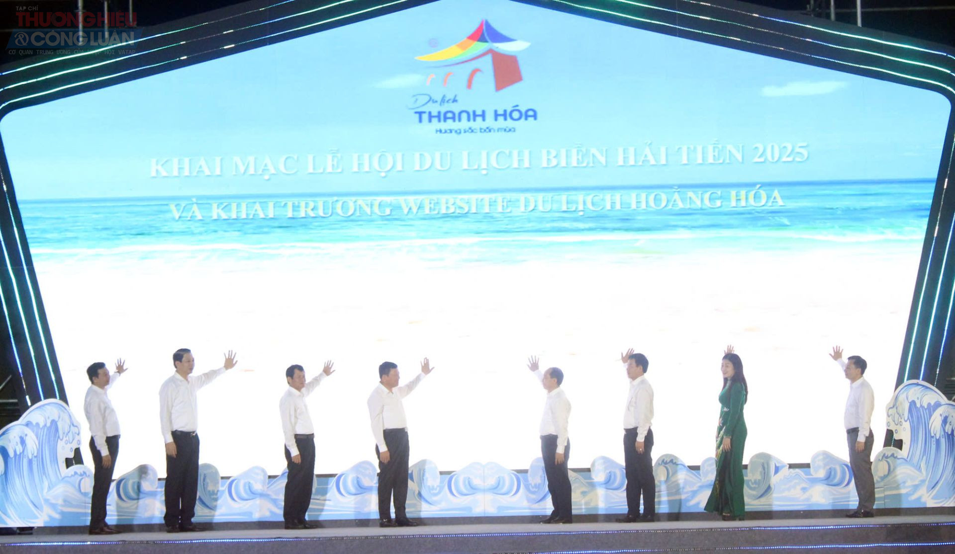 các đại biểu đã cùng thực hiện nghi thức công bố và chính thức đưa vào hoạt động website Du lịch Hoằng Hoá - Thanh Hoá tại địa chỉ https://dulichhoanghoa.vn các đại biểu đã cùng thực hiện nghi thức công bố và chính thức đưa vào hoạt động website Du lịch Hoằng Hoá - Thanh Hoá tại địa chỉ https://dulichhoanghoa.vn