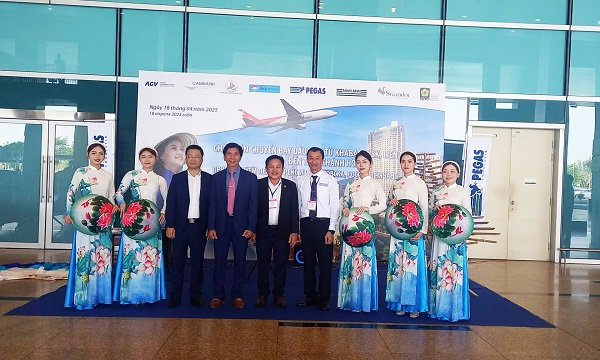 Đại diện các ngành chuẩn bị ra đón chuyến bay tại Cảng hàng khôn Quốc tế Cam Ranh Đại diện các ngành chuẩn bị ra đón chuyến bay tại Cảng hàng khôn Quốc tế Cam Ranh