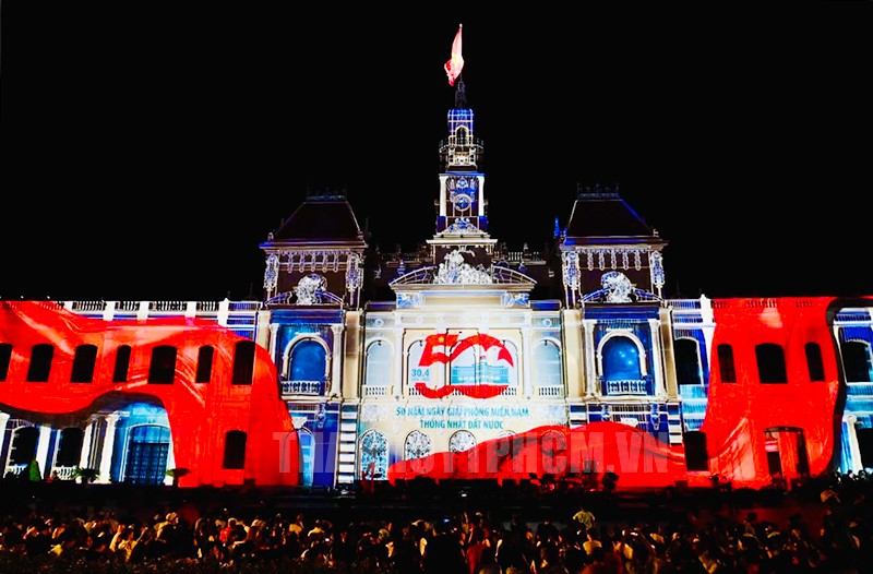 Quang cảnh ánh sáng nghệ thuật trước trụ sở HĐND và UBND TP. Hồ Chí Minh Quang cảnh ánh sáng nghệ thuật trước trụ sở HĐND và UBND TP. Hồ Chí Minh