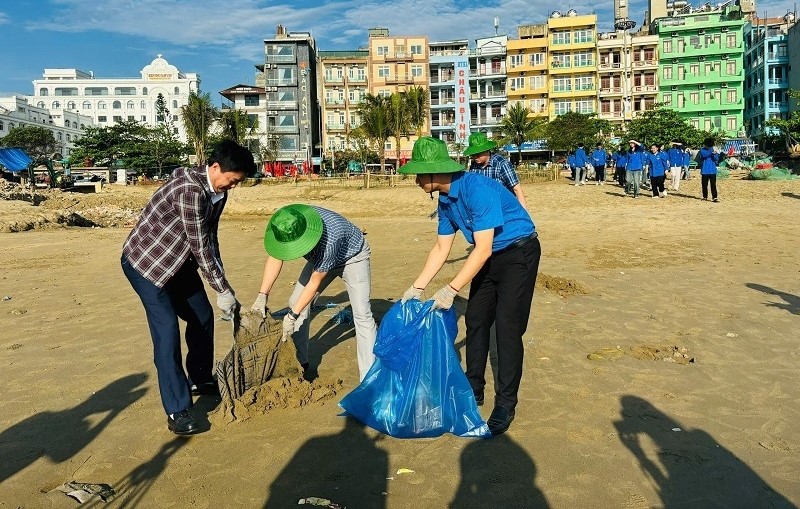 các đại biểu cùng đông đảo đoàn viên thanh niên đã tham gia dọn dẹp vệ sinh môi trường tại bãi biển Sầm Sơn. các đại biểu cùng đông đảo đoàn viên thanh niên đã tham gia dọn dẹp vệ sinh môi trường tại bãi biển Sầm Sơn.