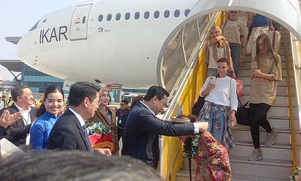 Lãnh đạo các ngành tặng hoa các vị khách đầu tiên xuống sân bay Cam Ranh Lãnh đạo các ngành tặng hoa các vị khách đầu tiên xuống sân bay Cam Ranh