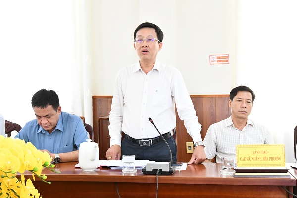 Lãnh đạo các sở, ngành, địa phương trả lời câu hỏi của báo chí