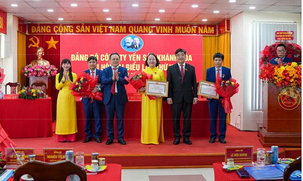Tỉnh ủy Khánh Hòa trao tặng bằng khen cho 3 Đảng viên Đảng bộ Công ty Yến sào Khánh Hòa đạt tiêu chuẩn “Hoàn thành xuất sắc nhiệm vụ” 05 năm liền (năm 2020-2024). Tỉnh ủy Khánh Hòa trao tặng bằng khen cho 3 Đảng viên Đảng bộ Công ty Yến sào Khánh Hòa đạt tiêu chuẩn “Hoàn thành xuất sắc nhiệm vụ” 05 năm liền (năm 2020-2024).