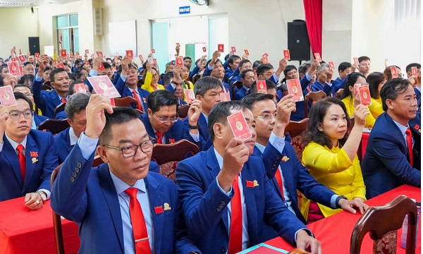 Biều quyết thông qua Nghị quyết Đại hội được được 100%. đại biểu nhất trí Biều quyết thông qua Nghị quyết Đại hội được được 100%. đại biểu nhất trí
