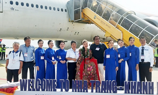 Chụp ảnh lưu niệm giữa đại diện các ngành sau lễ đón chuyến bay Chụp ảnh lưu niệm giữa đại diện các ngành sau lễ đón chuyến bay