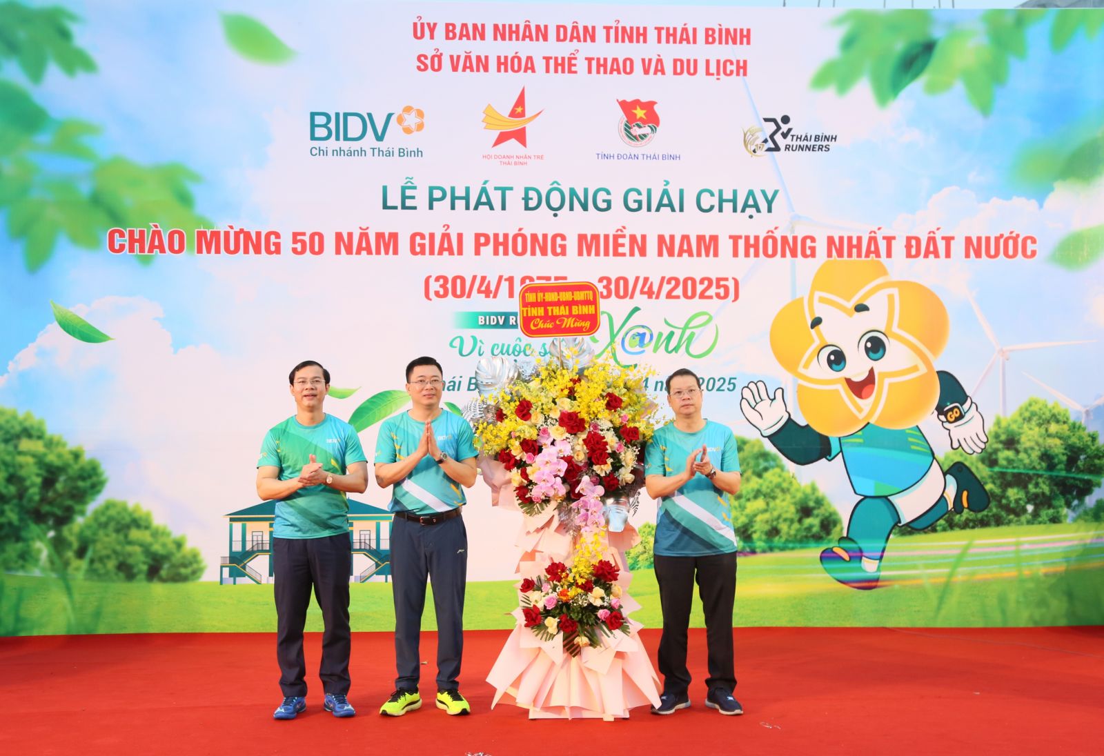 Đồng chí Nguyễn Mạnh Hùng, Phó Bí thư Tỉnh ủy, Chủ tịch UBND tỉnh tặng hoa chúc mừng Ban Tổ chức giải chạy Đồng chí Nguyễn Mạnh Hùng, Phó Bí thư Tỉnh ủy, Chủ tịch UBND tỉnh tặng hoa chúc mừng Ban Tổ chức giải chạy