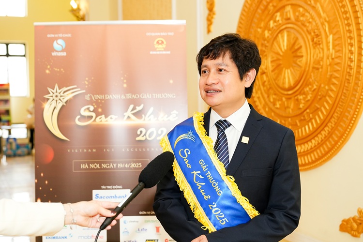 Ông Hoàng Mai Chung chia sẻ, đây là lần thứ 3 sản phẩm của Meey Group được Ban tổ chức Sao Khuê vinh danh Ông Hoàng Mai Chung chia sẻ, đây là lần thứ 3 sản phẩm của Meey Group được Ban tổ chức Sao Khuê vinh danh