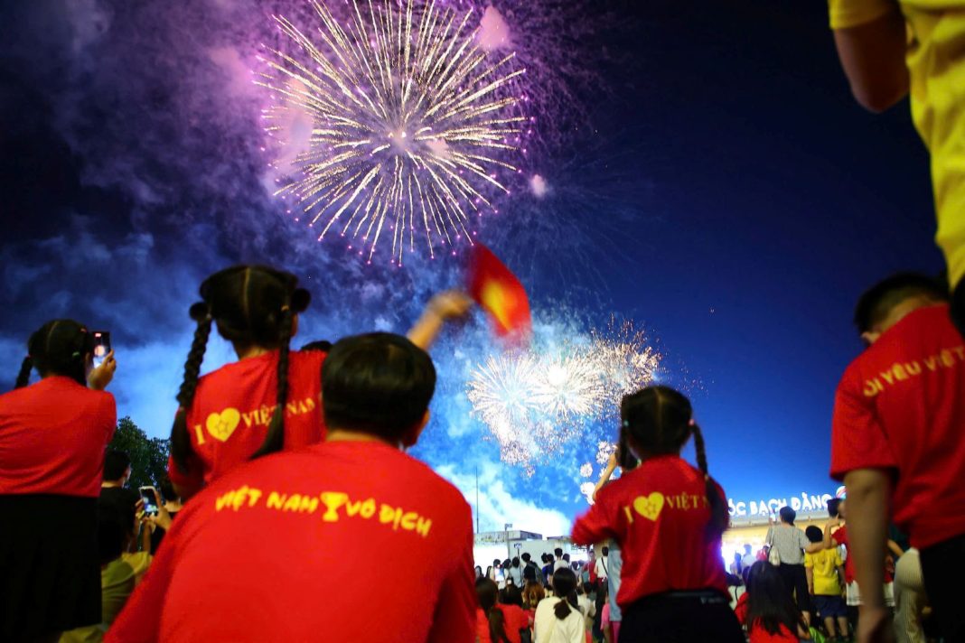 Trình diễn pháo hoa nghệ thuật tại Công viên bờ sông Sài Gòn Trình diễn pháo hoa nghệ thuật tại Công viên bờ sông Sài Gòn