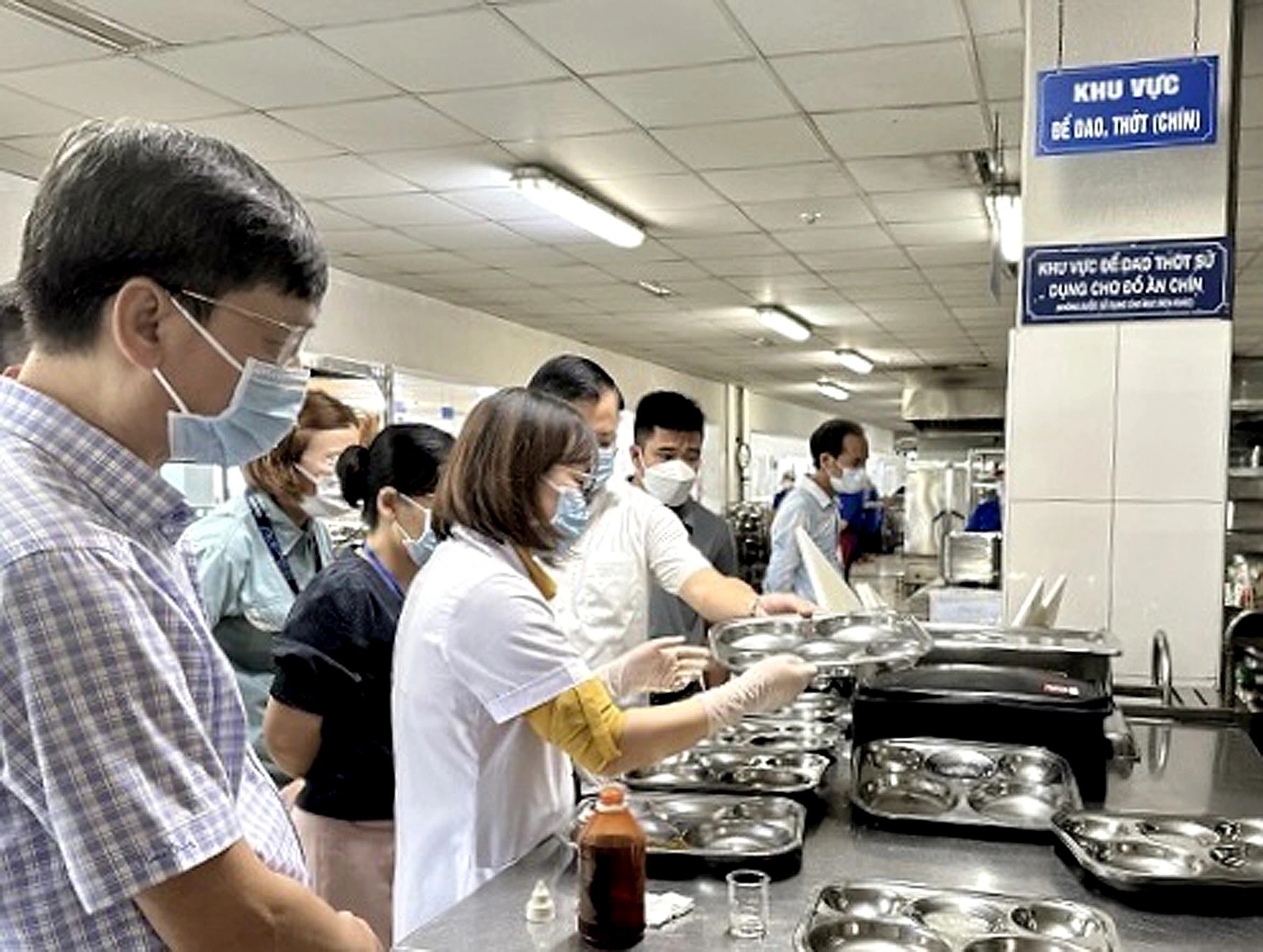 Kiểm tra an toàn thực phẩm tại bếp ăn KCN Kiểm tra an toàn thực phẩm tại bếp ăn KCN