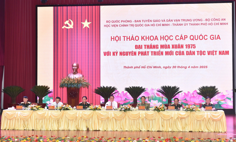 Đoàn Chủ tịch điều hành hội thảo. Ảnh: VGP/Giang Thanh