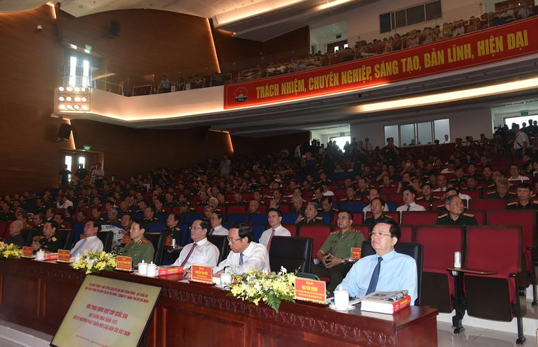 Phó Thủ tướng Chính phủ Mai Văn Chính cùng các đại biểu tham dự hội thảo. Ảnh: VGP/Giang Thanh